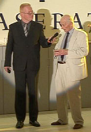 Thomas Sandmann mit Gody Naef auf der Bühne.