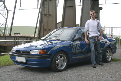 Daniel und sein Mazda 323